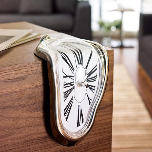 שעון נמס בעיצוב של סלבדור דאלי